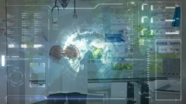 Tıbbi uzman, tıbbi ofiste holografik dünya haritasını gösteriyor ve verileri tarıyor. Sağlık, teknoloji, yenilik, profesyonellik, analiz, dijital, çevre