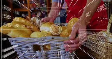 Pastane çalışanı tezgahın arkasına taze ekmek yerleştiriyor, holografik paneller çiziyor. Sanatçı, fırın, dijital, modern, ticari, sunum, yenilikçi