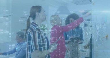 İş ekibi, tabletlerin üzerinde yüzen animasyon çizelgeleriyle beyaz tahtada veri akışı sunuyor. İşbirliği, takım çalışması, yenilik, beyin fırtınası, strateji, iletişim, ofis