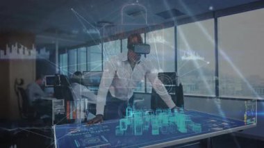 VR kulaklık kullanarak model tablosunu araştıran profesyoneller, teknoloji laboratuarındaki veri grafiklerini izleyen meslektaşlar. Yenilik, işbirliği, dijital, modern, teknoloji, analiz, analitik