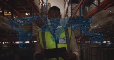 Depodaki tablet üzerindeki lojistik verileri inceleyen erkek işçi animasyon dünya haritası ve grafikleri gösteriyor. Envanter, lojistik, teknoloji, sanayi, iş adamı, analitik, ticaret