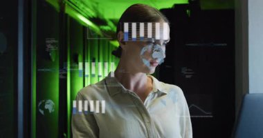 Veri analisti kadın sunucu odası verilerini analiz ediyor, holografik dünya haritasını ve grafiklerini görselleştiriyor. Teknoloji, yenilik, fütüristik, analitik, siber güvenlik, dijital, profesyonel