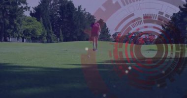 Golf sahasında yürüyen kadın golfçü, elinde golf sopası, dairesel spor verileri üst üste koyuyor. Atletik, boş zaman, açık hava, manzaralı, canlı, sağlıklı, doğa
