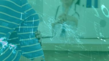 Klinikteki kadın hekim hastaya danışmanlık yapıyor holografik haritaları ve veri tablolarını analiz ediyor. Tıbbi, teletıp, fütüristik, veri görselleştirme, sağlık, teknoloji, profesyonel