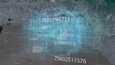 Hava sahnesi, kumlu sahili kaplayan yarı şeffaf Cyan ızgara ve yüzen sayısal verileri gösteriyor. Coğrafi, teknolojik, veri görselleştirme, fütüristik, kıyı, dijital arayüz, hava perspektifi