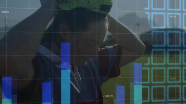 Rugby takımından bayan takım arkadaşları harita haritalarını ve çizgilerini gösteren teknoloji kaplamalı alınlara yaslanıyorlar. Atletik, takım çalışması, temsil, yenilik, fitness, açık hava, modern