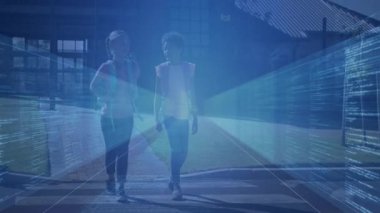 Kaldırımda yürüyen kızlar eğitim teknolojisini gösteren dijital şifre ışınları taşıyan sırt çantaları taşıyorlar. Eğlence, dostluk, açık hava, şehir, gençlik, coşku, keşif