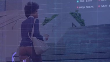 Kadın binanın dışındaki beton merdivenleri tırmanıyor. Mali tabloları saydam. Profesyonel, kentsel, minimalist, veri odaklı, iş dünyası, motivasyon, modern