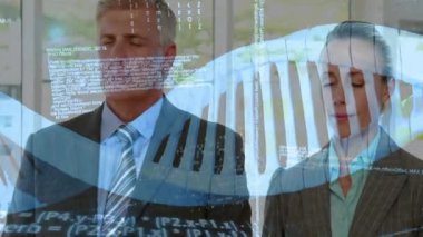 Modern ofiste üç meslektaş teknoloji endüstrisi için yüzen kod çizgileri sergiliyor. Teknoloji, yenilik, işbirliği, dijital, fütürist, çalışma alanı, profesyonel