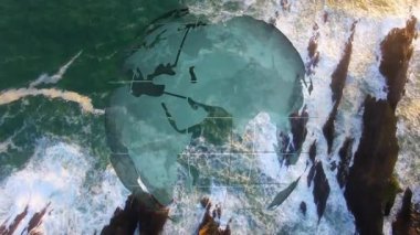 Sahilde yüzen ızgara çizgileri olan şeffaf dijital küre, kayalık kayalıklara çarpan dalgalar. Coğrafya, teknoloji, yenilik, manzara, doğa, 3d, veri görselleştirme