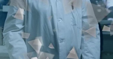 Laboratuvarda kolları çapraz duran kıdemli erkek bilim adamı yüzen dijital üçgen kaplamalar sergiliyor. Araştırma, yenilik, teknoloji, kesinlik, profesyonellik, modernlik, robotik