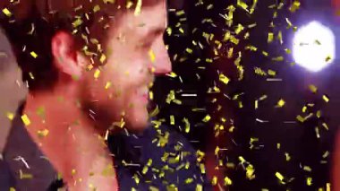 Altın konfeti ilgi odağı olurken kadının kollarını kaldırması olay pazarlama görsellerini artırıyor. Kutlama, şenlik, cazibe, coşku, sevinç, parti, dinamik