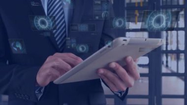 Erkek işletme yöneticisi, ofisteki tableti tıklayarak holografik teknoloji veri simgeleri ve grafikleri yansıtıyor. Fütürist, teknoloji, yenilik, dijital, kurumsal, gösterişli, modern