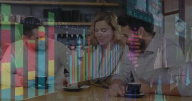 Kafe 'deki masada, bar ve çizelgelerle iş verileri üzerinde çalışan üç meslektaş. Yaratıcı, takım çalışması, modern, yaşam tarzı, iletişim, yenilikçi, profesyonel