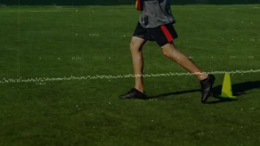 Futbolcu çim sahada topa doğru koşuyor, yüzen spor analitik veri noktalarıyla. Sporcu, spor, hareket, açık hava, teknoloji, performans, dinamik