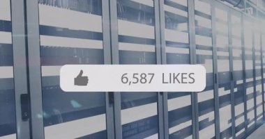 Sunucu dolaplarının üzerinde yüzen dijital bildirim kabarcığı, 3D görüntüleme ile 173.317 beğeni gösteriyor. Teknoloji, veri merkezi, ağ, dijital, modern, altyapı, siber güvenlik