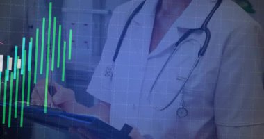 Kadın tıbbi uzman Stylus 'u tutuyor ve klinikteki animasyon sağlık çizelgesiyle etkileşimde. Sağlık, veri analizi, analitik, teknoloji, profesyonel, tıbbi, dijital