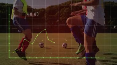 Futbol takımı sahada ayak çalışması yapıyor, spor analizleri performans grafiğini gösteriyor. Sporcular, takım çalışması, fitness, antrenman, spor giyim, performans, açık hava