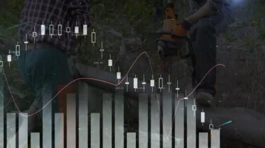 Orman temizliğinde testereyi kullanan iki ağaç kesicisi, yukarıdan animasyon finansal haritalar gösteriyorlar. Ormancılık, takım çalışması, güvenlik, sanayi, eğitim, açık hava, modern