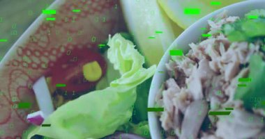 Düz tasarım salata kasesinde ton balığı taneleri ve yeşil ikili arızayla örtülmüş sebzeler var. Sağlıklı beslenme, taze üretim, dijital teknoloji, modern tasarım, sağlıklı gıda, aşçılık sanatı, canlı renkler