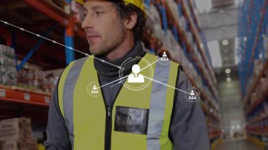 Lojistik tesisindeki kutuları inceleyen bir depo çalışanı yüzen ağ simgelerini çizgilerle gösteriyor. Endüstriyel, lojistik, envanter, güvenlik, bağlantı, organizasyon, otomasyon