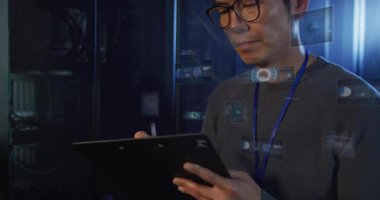 Bilgi işlem teknisyeni sunucu odasında tableti inceliyor, animasyon veri grafikleri ve HUD taraması ile. Teknoloji, siber güvenlik, veri, yenilik, dijital, altyapı, kurumsal