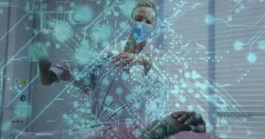 Klinikte omuz muayenesi yapan önlüklü kadın profesyonel, dijital devre kaplamalı. Tıbbi, sağlık, teknoloji, tanı, klinik, yenilik, muayene