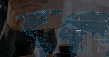 Erkek, profesyonel bir tablet tutuyor ve ofisindeki veri sembollerini gösteren teknoloji haritasıyla etkileşime geçiyor. Futuristik, dijital, ağ, bağlantı, yenilik, modern arayüz