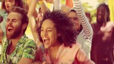 Pazarlama ekibi üyeleri kollarını kaldırarak animasyon çizelgeleri ve konfeti ikonları sergiliyorlar. Kutlama, dostluk, açık hava, canlı, neşeli, festival, takım çalışması