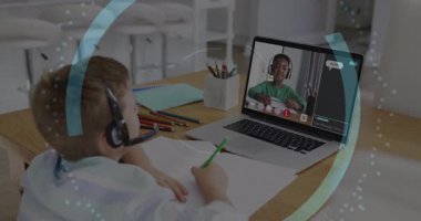 Kalem ve kulaklık kullanan çocuk, dizüstü bilgisayar eğitim uygulaması ile bağlanıyor, ikili kod kilidi simgesi gösteriyor. Teknoloji, işbirliği, eğitim, dijital, gençlik, yenilik, bağlantı