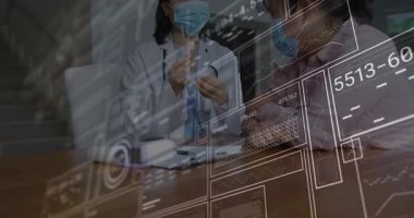 Kadın doktor klinik masasında şırınga hazırlıyor, yüzen tıbbi çizelgeler ve dizüstü bilgisayarla. Sağlık, sağlık, teşhis, profesyonellik, modern, klinik, teknoloji