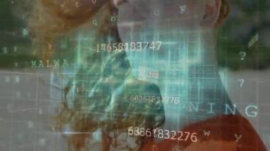 Yetişkin bir kadın teknolojiyi keşfederken yüzen numaralarla ve devre ızgaralarıyla etkileşime geçiyor. Fütürist, dijital, teknoloji, arayüz, yenilik, yapay zeka, soyut