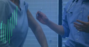 Erkek doktor, yaşlı hasta koluna aşı uyguluyor. Sağlık hizmetlerinde çizelgeler ve grafikler var. Klinik, sağlık, teknoloji, analiz, sağlık, profesyonellik, modern