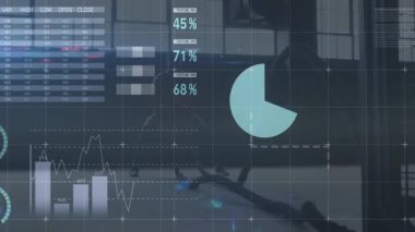 Kapüşonlu bir analist masada oturup, finansal veri grafiklerini gösteren şeffaf bir ekran izliyor. Teknoloji, veri görselleştirme, finans, analiz, profesyonel, modern, dijital