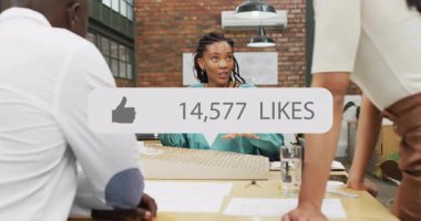 Tasarım modelini animasyon çizgileriyle açıklayan mimar, çalışma masasını izleyen meslektaşlar. Sanayi, işbirliği, yaratıcı, çalışma alanı, modern, tasarım, takım çalışması