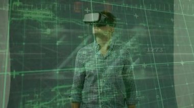 Teknoloji demo alanında VR kulaklığı takan adam yeşil holografik şebekeyi gösteriyor. Fütürist, yenilikçi, dijital, sürükleyici, teknoloji, arayüz, sanal