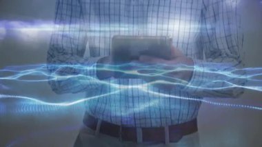 Teknoloji ofisinde dokunmatik ekran cihazı kullanan adam animasyon veri akışlarını ve dalga formlarını gösteriyor. Teknoloji, yenilik, veri, dijital, iletişim, fütürizm, iş