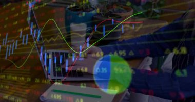 Ofis masasında kahvesini yudumlayan bir kadın canlandırılmış şamdan çizelgeleri ve finansal veri örtülerini gösteriyor. İş, çalışma alanı, modern, üretkenlik, mali, analitik, teknoloji