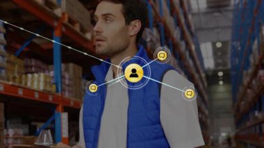 Depo çalışanı rafların arasında duruyor, envanter verilerini birbirine bağlayan lojistik ağ simgelerini gösteriyor. Sanayi, lojistik, tedarik zinciri, veri bağlantısı, takım çalışması, verimlilik, yenilik