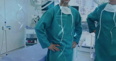 İki cerrah ameliyathanede, yüzen kalp ikonu ve sağlık veri tablosunu sunuyorlar. Tıbbi personel, sağlık hizmetleri, klinik, meslek, takım çalışması, tıbbi ekipman, modern