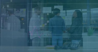 Ofis tahtasında, üzerinde animasyon çizgileri olan beyin fırtınası yapan iş arkadaşları. İşbirliği, takım çalışması, yenilik, beyin fırtınası, modernlik, planlama, danışma