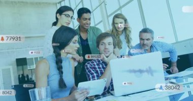 Altı profesyonel cam masanın etrafında toplanıyor, yüzen grafiklerle pazarlama ölçümlerini analiz ediyorlar. İşbirliği, takım çalışması, yenilik, iş, strateji, dijital, veri