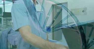 Erkek cerrah, hastane ameliyathanesinde yaşam destek monitörünü ayarlıyor. Üzerinde DNA sarmalı var. Tıbbi, sağlık, yenilik, teknoloji, araştırma, klinik, profesyonellik