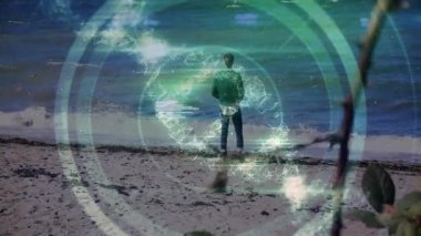 Sahilde duran bir adam, yüzen kod parçalarıyla veri halkaları ve ağ hatları kullanıyor. Teknoloji, bağlantı, yenilik, dijital, fütürizm, kıyı, iletişim