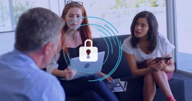 Takım üyeleri ofis kanepede güvenlik şemasını tartışıyor, dijital kilit simgesini sergiliyorlar. İşbirliği, yenilik, bağlantı, modern, profesyonel, çevre, teknoloji