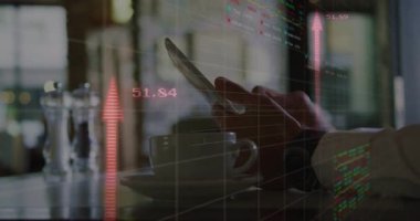 Kahve fincanının yanında akıllı telefon tutan adam kırmızı oklarla finans verilerini kontrol ediyor. İş, teknoloji, veri, analiz, iletişim, modern, profesyonel