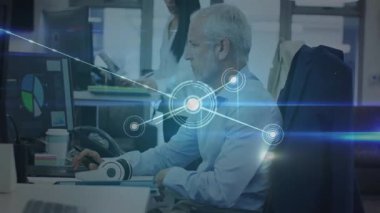 Adam açık ofiste bilgisayarda çalışıyor, kadın evrakları inceliyor, iş ağı örtüşüyor. Şirket, teknoloji, işbirliği, profesyonel, modern, bağlantı, üretkenlik