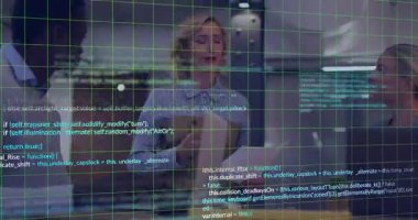 Teknoloji ofisinde yeşil şebekeli kod ekranı kullanan üç profesyonel. Teknoloji, yenilik, takım çalışması, dijital, kurumsal, modern, işbirliği