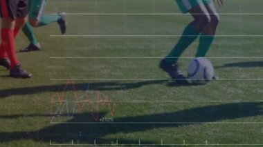 Futbol oyuncusu sahada oturmuş futbol topuyla dijital teknoloji grafikleri gösteriyor. Sporcu, veri görselleştirme, spor analitiği, açık hava stadyumu, performans, takım çalışması, rekabetçi