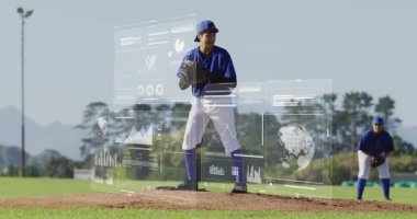 Höyükten fırlatılan kadın atıcı AR teknolojisi grafikleri ve veri örtülerini gösteriyor. Atletizm, teknoloji, yenilik, takım çalışması, açık hava, spor, dinamik